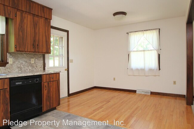 Building Photo - 3 br, 1.5 bath House - 25 Meeting House Hi...