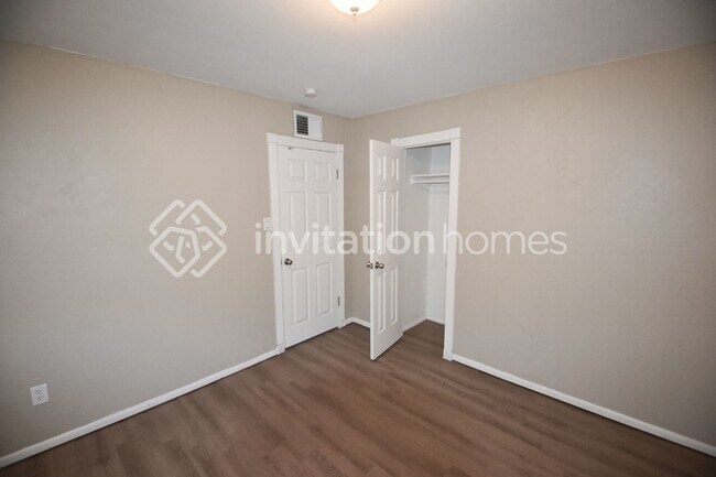Building Photo - 3330 E Palm Ln