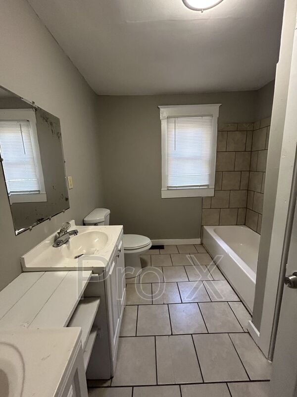 Building Photo - 501 E Washington St