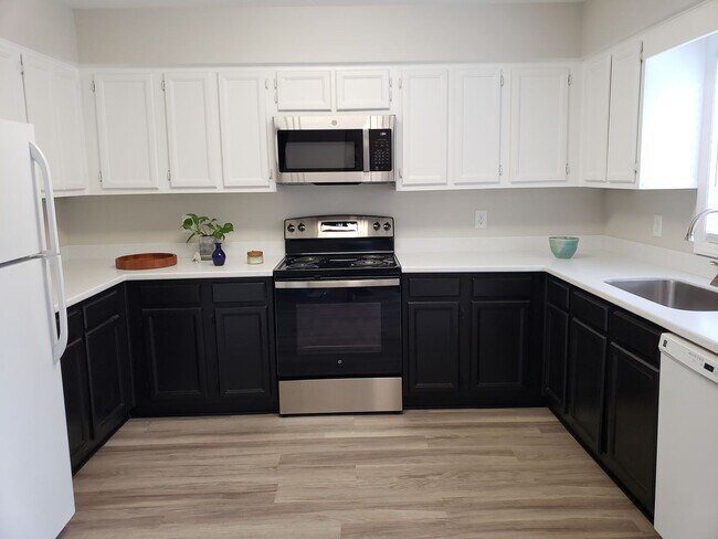 Foto del edificio - **Move In Ready 4-Bedroom Townhome Close to NC State**