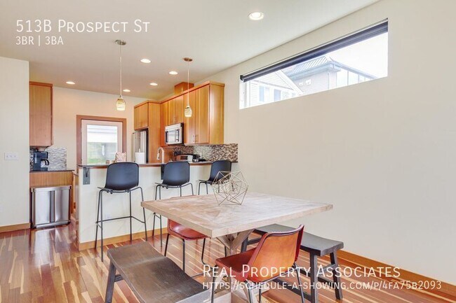 Building Photo - Amazing Queen Anne Townhome!!