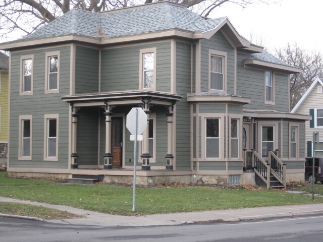 Front and Side entrances - 196 Bristol St
