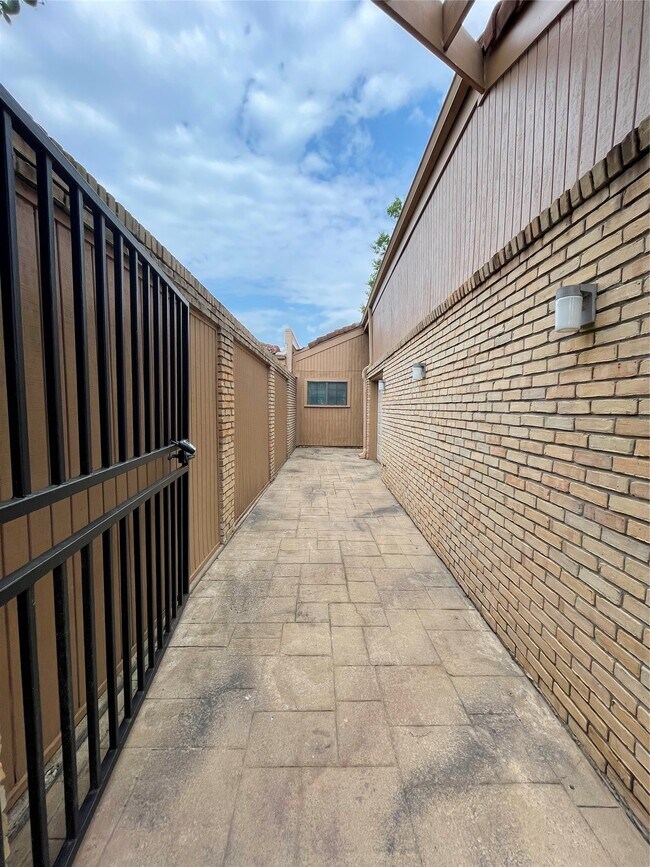 Foto del edificio - 12 Hallmark Dr