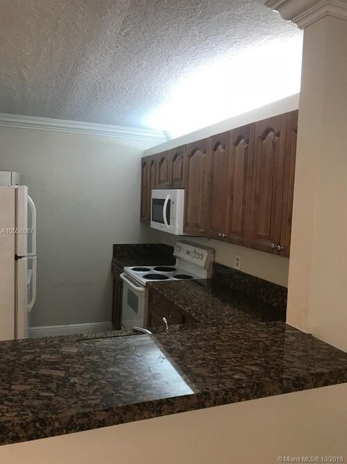 Foto del edificio - 838 Twin Lakes Dr
