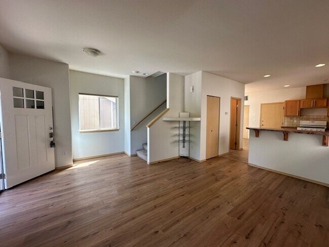 Foto del edificio - 3 BEDROOM 2.5 BATH HOME WITH GARAGE