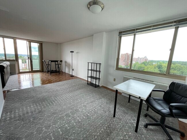 Comedor y área de estudio/sala de estar - 1 E University Pky