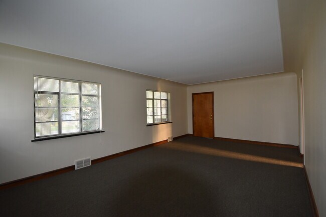 Building Photo - 246 N Lincoln St