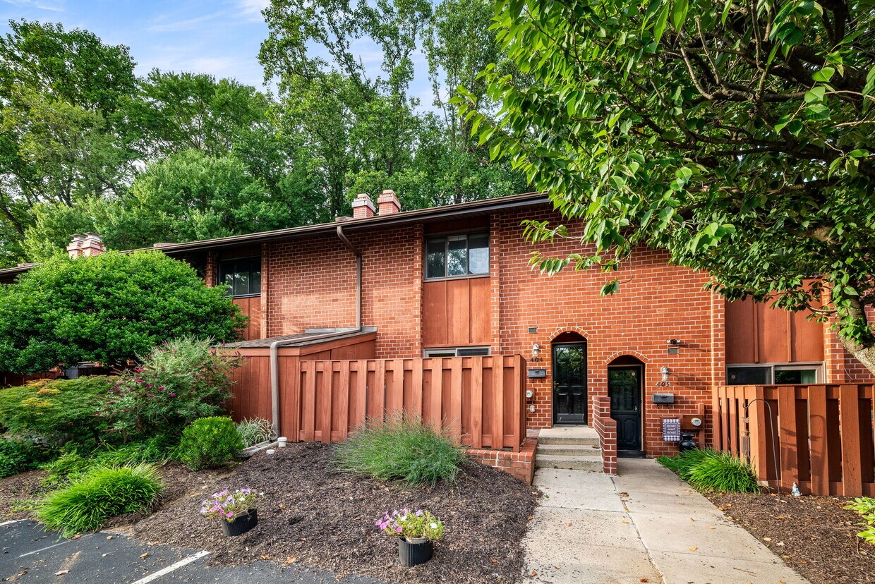 Primary Photo - 404 Worthington Dr