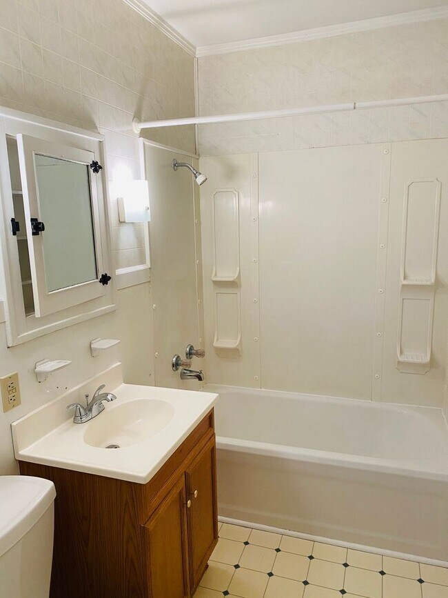Building Photo - 2 br, 1 bath House - 561 Baldwin Ave