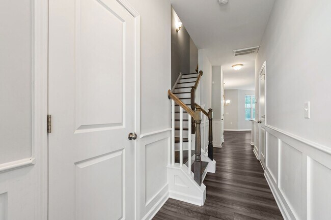 Building Photo - Serene Cul-de-Sac Retreat: 3BR Hillsboroug...