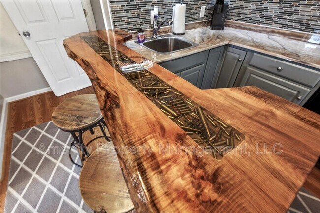 Foto del edificio - 100 Raymond Dr