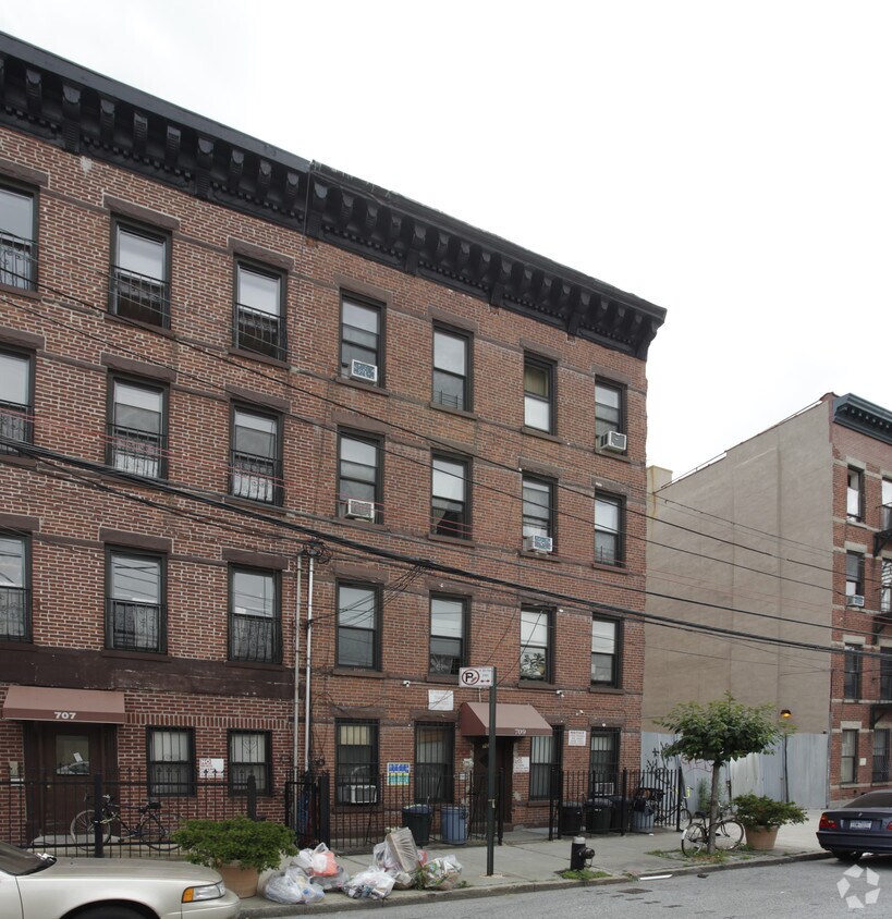 Building Photo - 709 Henry St