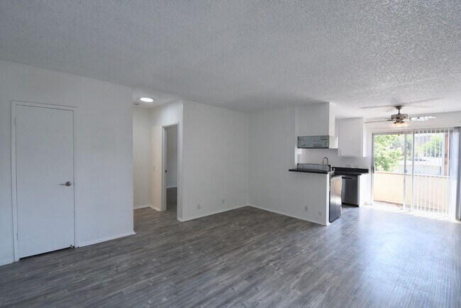 Building Photo - 7101 Haskell Ave