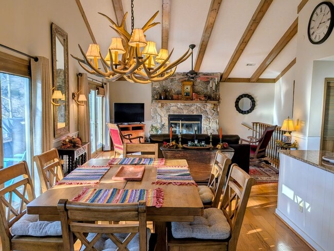 Foto del edificio - 842 Saddle Back Cir