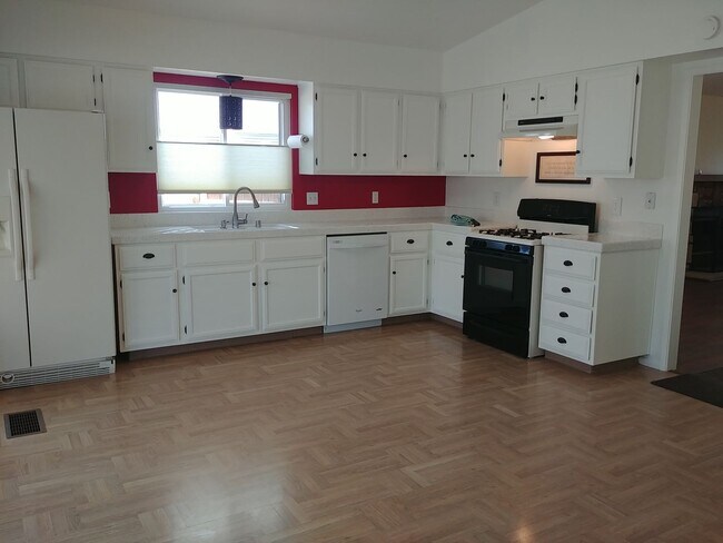 Building Photo - COMING SOON!  Charming bright 3bd/2ba/2car...