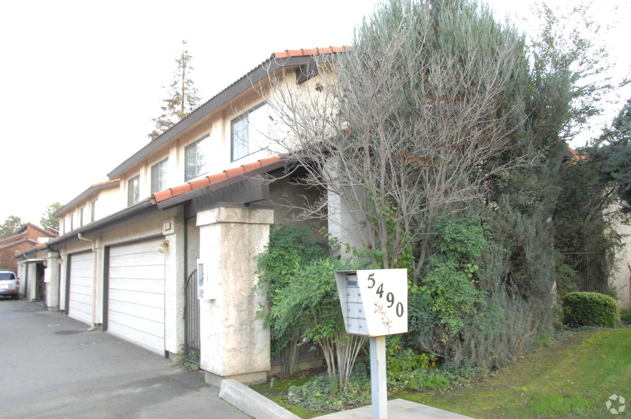 Primary Photo - 5490 N West Ave