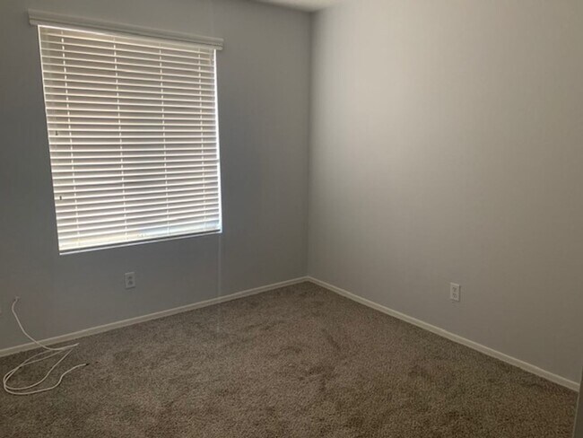 Building Photo - 4 bedroom at Signal Butte/Southern