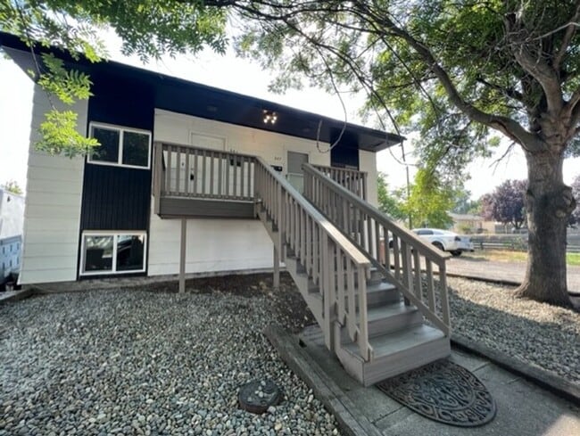 Building Photo - 847/849 3rd St.