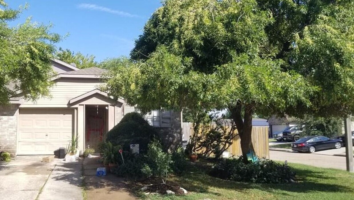 One story, 3 bedroom duplex available! - One story, 3 bedroom duplex available!