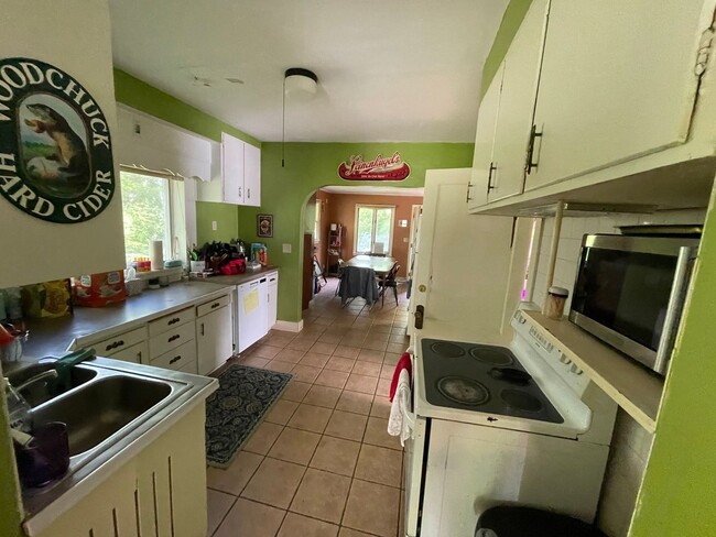 Building Photo - Duluth MN - 6 Bed - 3 Bath - Single Family...