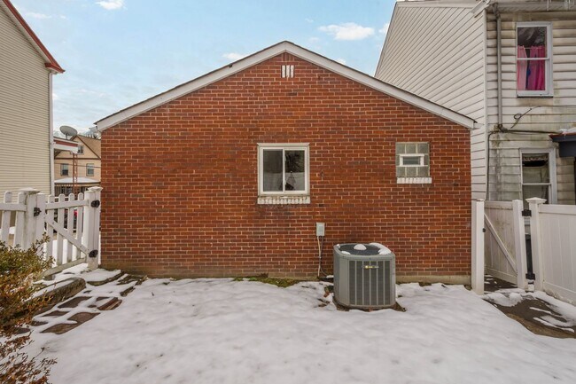 Foto del edificio - AVAILABLE NOW! Start the New Year in a new home with this STUNNING 2-bedroom in Avalon, ready for...