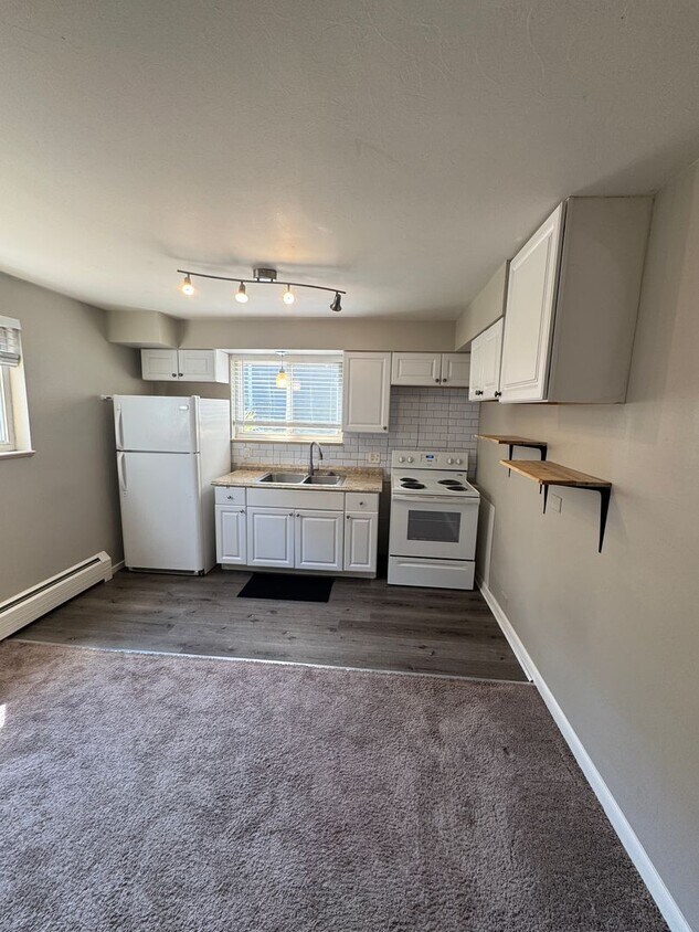 Updated 3-bedroom 1 bathroom in Littleton! - Updated 3-bedroom 1 bathroom in Littleton!