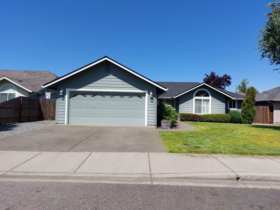 3 bed 2 bath Home for Rent in Grants Pass - 3 bed 2 bath  Home for Rent in Grants Pass