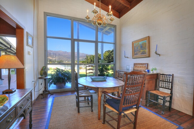 Building Photo - 4535 Avenue Del Mar
