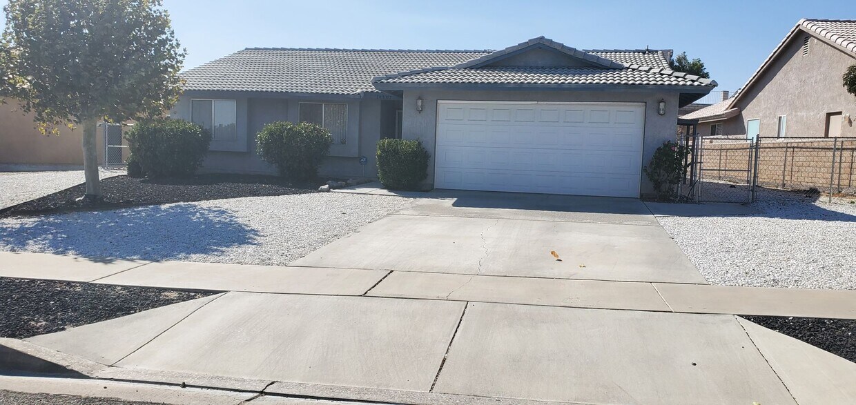 Foto principal - Silverlake's Home- 3 Bedrooms, 2 Bathrooms...