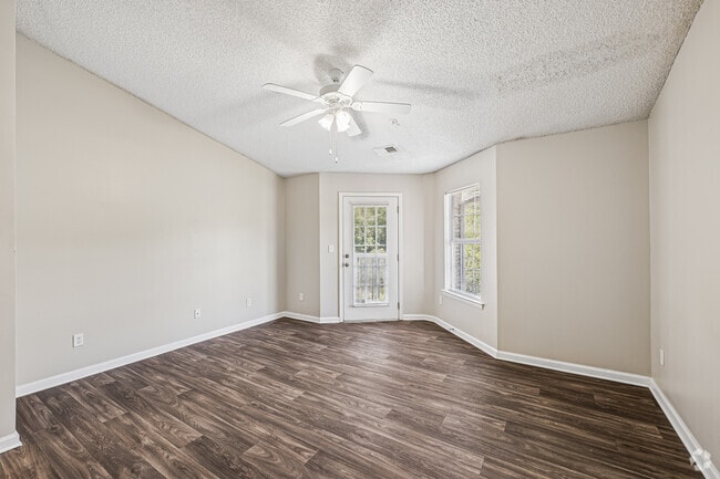 Savannah - 1 dormitorio, 1 baño - 750 pies cuadrados - Sala de estar - Cross Creek Apartment Homes