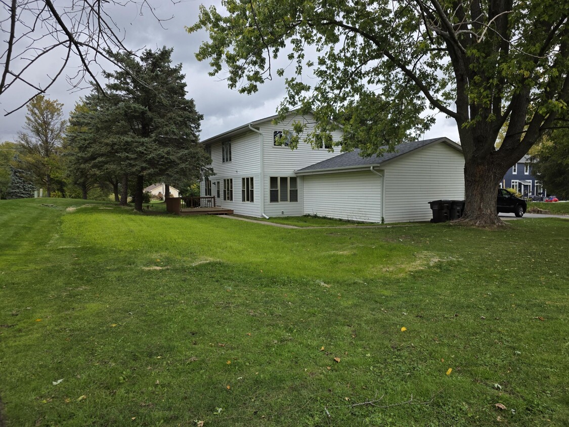 Primary Photo - 732 Poplar Path