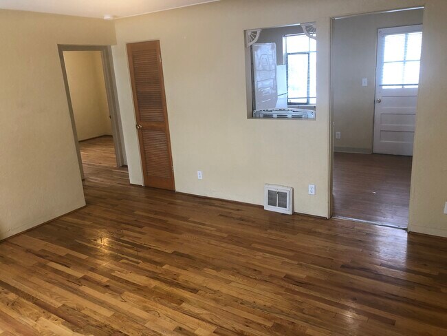 Foto del edificio - 1380 Balsam St