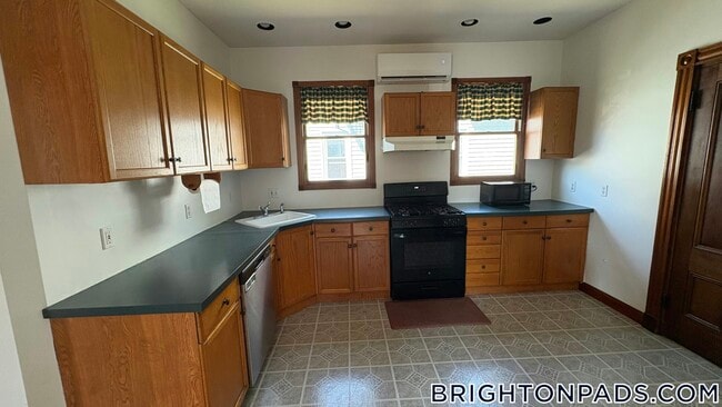 Building Photo - 32 Etna St