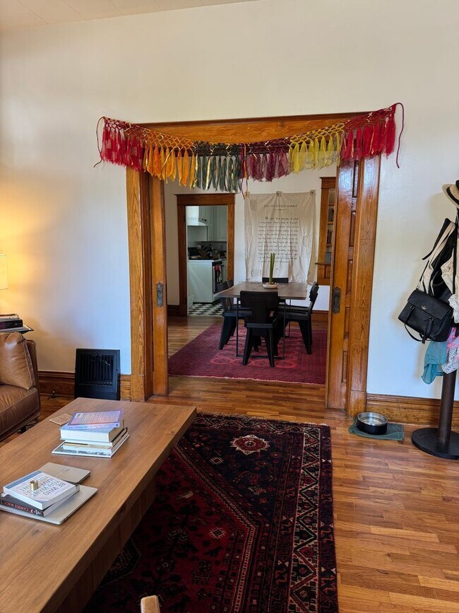 Building Photo - Sunny Whittier Neighborhood 1Bd+ in Victor...