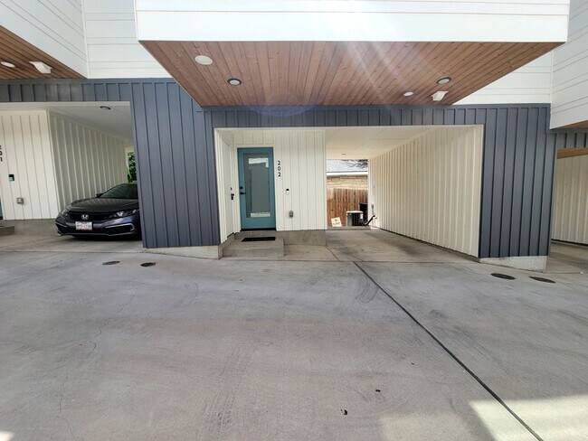 Building Photo - Modern 1/BR 1/BA with Tall Ceilings, Natur...