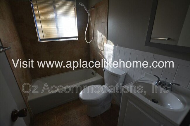Building Photo - 1606 N 63 Pl