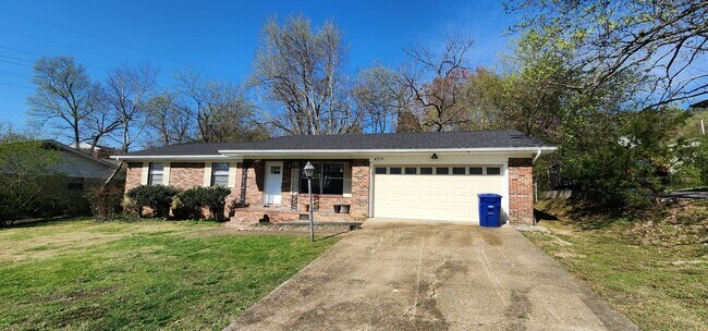 Building Photo - Adorable single level home with fenced in ...