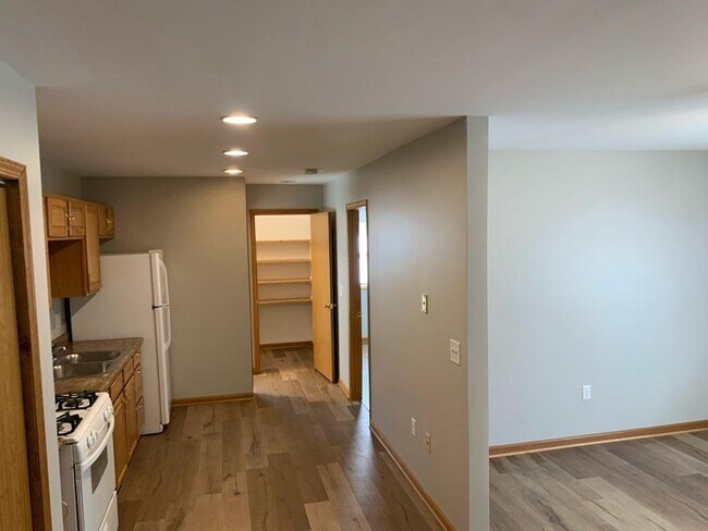 Foto del edificio - 406 Hickory Cir