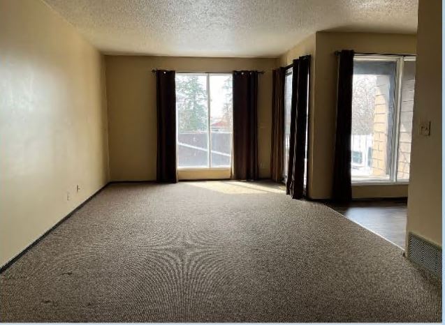 Building Photo - 3 bed 1.5 bath - Large unit - closer to Olds College