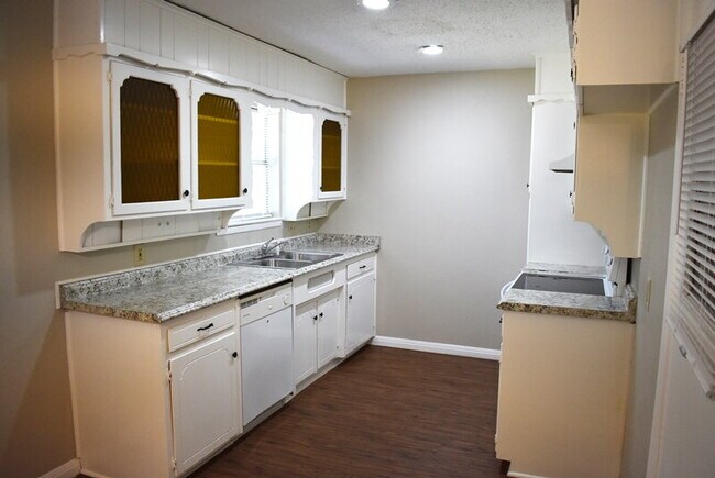 Building Photo - Charming 3-Bed, 2-Bath Gem in Fort Worth –...