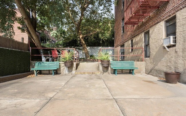 patio interior - 67-30 Dartmouth St
