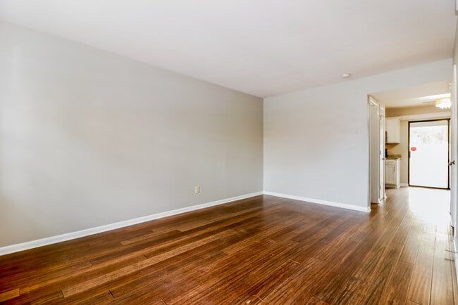 Building Photo - Charming  Mount Pleasant Home