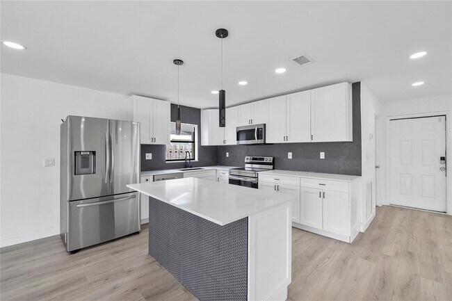 Building Photo - 2416 NW 98th Ln