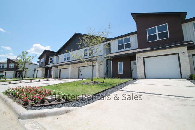 Building Photo - 2 Weeks Free!!!  Upscale Three-bedroom Tow...