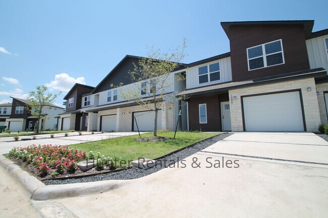 Foto del edificio - 2 Weeks Free!!!  Upscale Three-bedroom Tow...