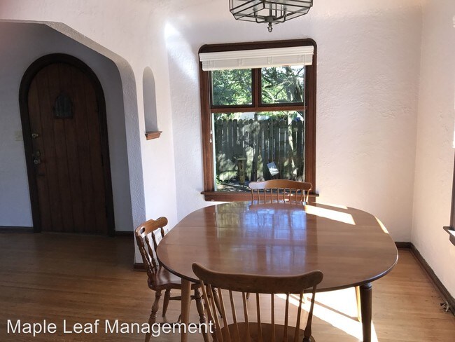 Foto del edificio - 10039 Sand Point Way NE
