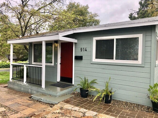 Building Photo - Charming 2 bedroom, 1 bath home near Sutte...
