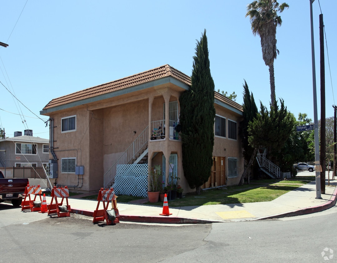 Building Photo - 16208 Vanowen St