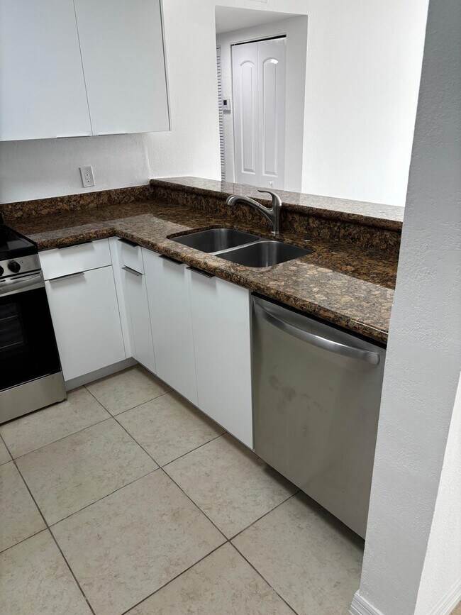 Building Photo - 1515 Lake Crystal Dr