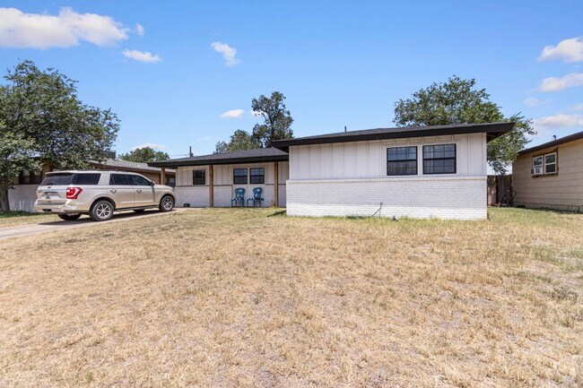 Building Photo - 4 bed 3 bath